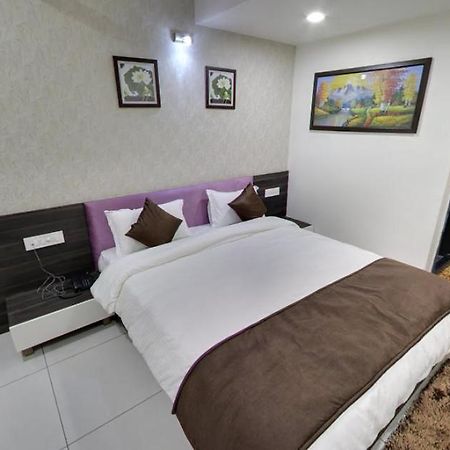 Hotel Best Velly Ґандінаґар Екстер'єр фото